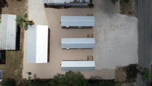 vista sul tetto di un edificio con tetti bianchi di Truth Harbors RV Spot 30-50 amp a Steinhatchee