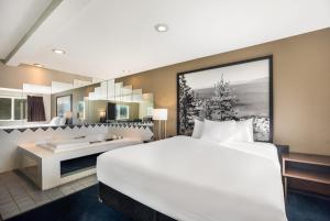 Postel nebo postele na pokoji v ubytování Americas Best Value Inn Sparks