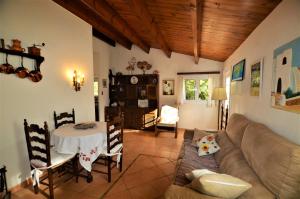 sala de estar con sofá y mesa en Villa michelle, en Lloret de Mar