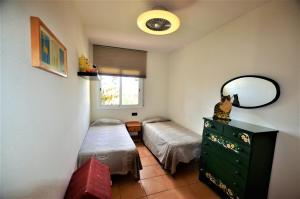 1 dormitorio con 2 camas, espejo y tocador en Villa michelle, en Lloret de Mar