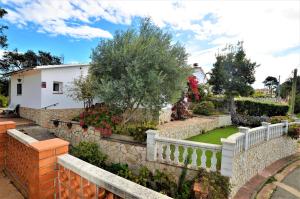 una cerca de piedra frente a una casa en Villa michelle, en Lloret de Mar