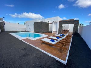 Willa z basenem i leżakami w obiekcie Villa Ancor by Villalia w mieście Playa Blanca