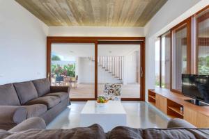 サン・リュイスにあるVilla Ullastres Ses Alzinesのソファとテレビのあるリビングルーム