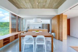 サン・リュイスにあるVilla Ullastres Ses Alzinesのテーブルと椅子のあるダイニングルームとキッチン