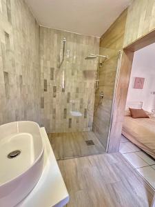 ein Bad mit einer Dusche, einem Waschbecken und einem WC in der Unterkunft 1 Villa Flamenco in Ballito