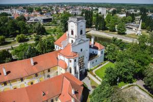 una vista aérea de un edificio con una torre en Hotel Domus Collis, en Győr