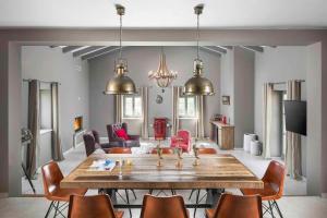 een woonkamer met een grote tafel en stoelen bij Villa Moonlight in Štuti