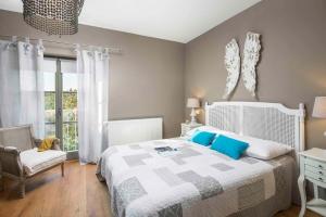 een slaapkamer met een bed, een stoel en een raam bij Villa Moonlight in Štuti +17 foto's