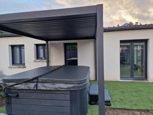 Stolný tenis v ubytovaní Maison avec jacuzzi et sauna alebo v jeho okolí