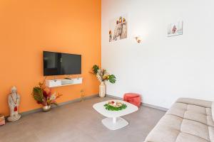 TV a/nebo společenská místnost v ubytování Les Villas de la Cheminée