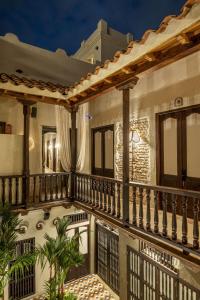 een balkon van een huis 's nachts bij Privado Selfservice Boutique Rooms in Cartagena