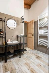 a bathroom with a sink and a mirror at Maison Champagne in Camino