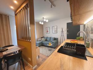 Kuchyňa alebo kuchynka v ubytovaní Apartament za Ratuszem - z balkonem