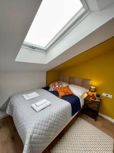 - une chambre avec un lit et 2 serviettes dans l'établissement Apartament za Ratuszem - z balkonem, à Radom