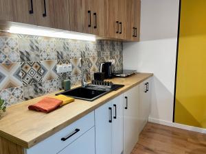 Kuchyňa alebo kuchynka v ubytovaní Apartament za Ratuszem - z balkonem