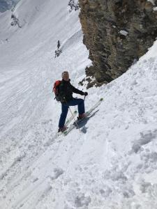 Um homem está a esquiar numa montanha coberta de neve. em LES CARROZ LE LAYS cosy apartment 40M2 vue montagne plein sud em Les Carroz d'Arâches