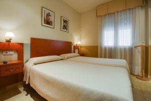 una camera da letto con un letto grande e una finestra di Hostal Forum a Villa del Río