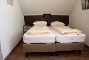 Postel nebo postele na pokoji v ubytování Kustverhuur, Vakantiepark Fort Soleil 43