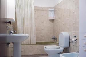 a bathroom with a toilet and a sink at Baleal Surf Emotions in Baleal