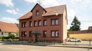 a brown building with a car parked in front of it at Gemütlich 1 in Wissembourg