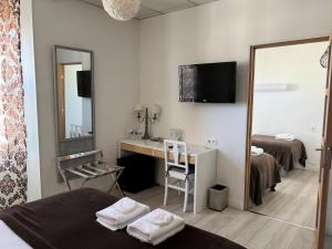 Postel nebo postele na pokoji v ubytování Logis Hôtel des Causses