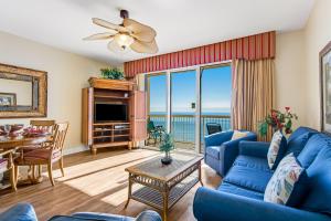 un soggiorno con divano blu e tavolo di Calypso 603W a Panama City Beach