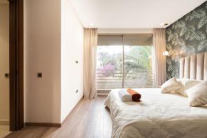 ein Schlafzimmer mit einem großen Bett und einem Fenster in der Unterkunft New upscale central maarif flat in Casablanca
