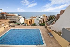 a large swimming pool on the roof of a building at Apartamento Caletillas Alan in Candelaria