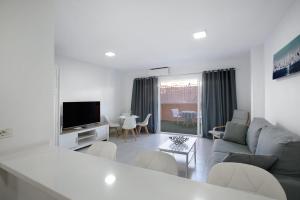 Il comprend un salon blanc doté d'un canapé et d'une télévision. dans l'établissement Chipaz Candelaria, à Santa Cruz de Tenerife