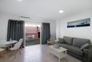 - un salon avec un canapé et une table dans l'établissement Chipaz Candelaria, à Santa Cruz de Tenerife