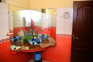 ein Badezimmer mit 2 Waschbecken und einem Spiegel in der Unterkunft Shelton Residency Lahore in Lahore