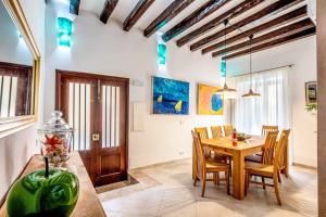 ポリェンサにあるVilla Horta 55の木製のテーブルと椅子のあるダイニングルーム