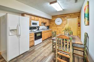 Кухня або міні-кухня у Mountain Retreat Less Than 4 Mi to Downtown Boone!