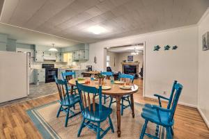 - une cuisine et une salle à manger avec une table et des chaises dans l'établissement Charming Harkers Island Home - Fish and Boat!, à Harkers Island