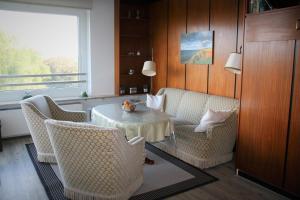 a room with a table and chairs and a window at ROD32 Ferienwohnung Schneider in Niendorf
