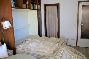 En eller flere senge i et værelse på ROD32 Ferienwohnung Schneider