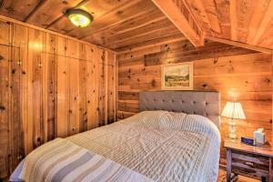 Postel nebo postele na pokoji v ubytování Deck and Grill Pet-Friendly Lakeside Cabin