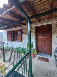 Casa con puerta de madera y balcón en Lagadia Apartments, en Lagadia