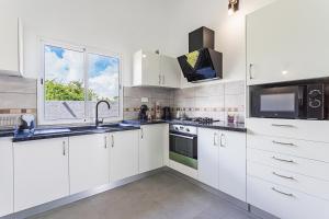 Kuchyň nebo kuchyňský kout v ubytování Les Villas de la Cheminée
