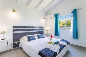 Postel nebo postele na pokoji v ubytování Les Villas de la Cheminée