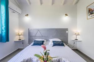 Postel nebo postele na pokoji v ubytování Les Villas de la Cheminée + 37 fotografií