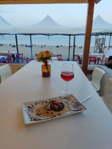 チロ・マリーナにあるCamping Village Torrenovaのワインと食器を一杯付けたテーブル