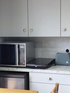 uma cozinha com um micro-ondas e uma bancada em Sea View Studio em Castlerock