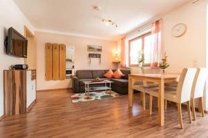een woonkamer met een tafel en een bank bij Haus Barbara in Sankt Gallenkirch