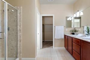 Bilik mandi di High End Midtown Home With Fireplace And Ensuite Baths