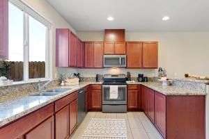 Dapur atau dapur kecil di High End Midtown Home With Fireplace And Ensuite Baths