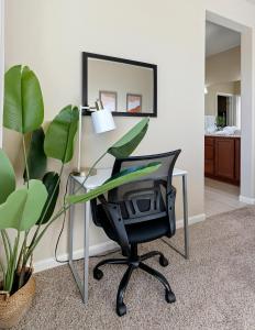 Gambar di galeri bagi High End Midtown Home With Fireplace And Ensuite Baths di Reno