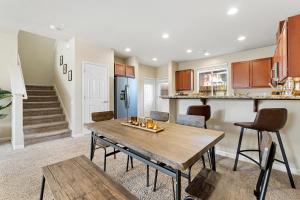 Dapur atau dapur kecil di High End Midtown Home With Fireplace And Ensuite Baths