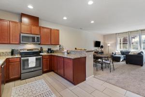 Dapur atau dapur kecil di High End Midtown Home With Fireplace And Ensuite Baths
