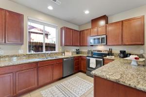 Dapur atau dapur kecil di High End Midtown Home With Fireplace And Ensuite Baths